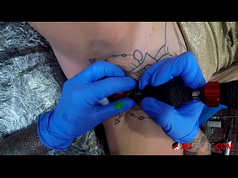 ❤️ Ekstremt tatovert hottie Sully Savage tok en tatovering på klitoris ☑ Pornovideo ved no.com-pornzog.ru ️❤
